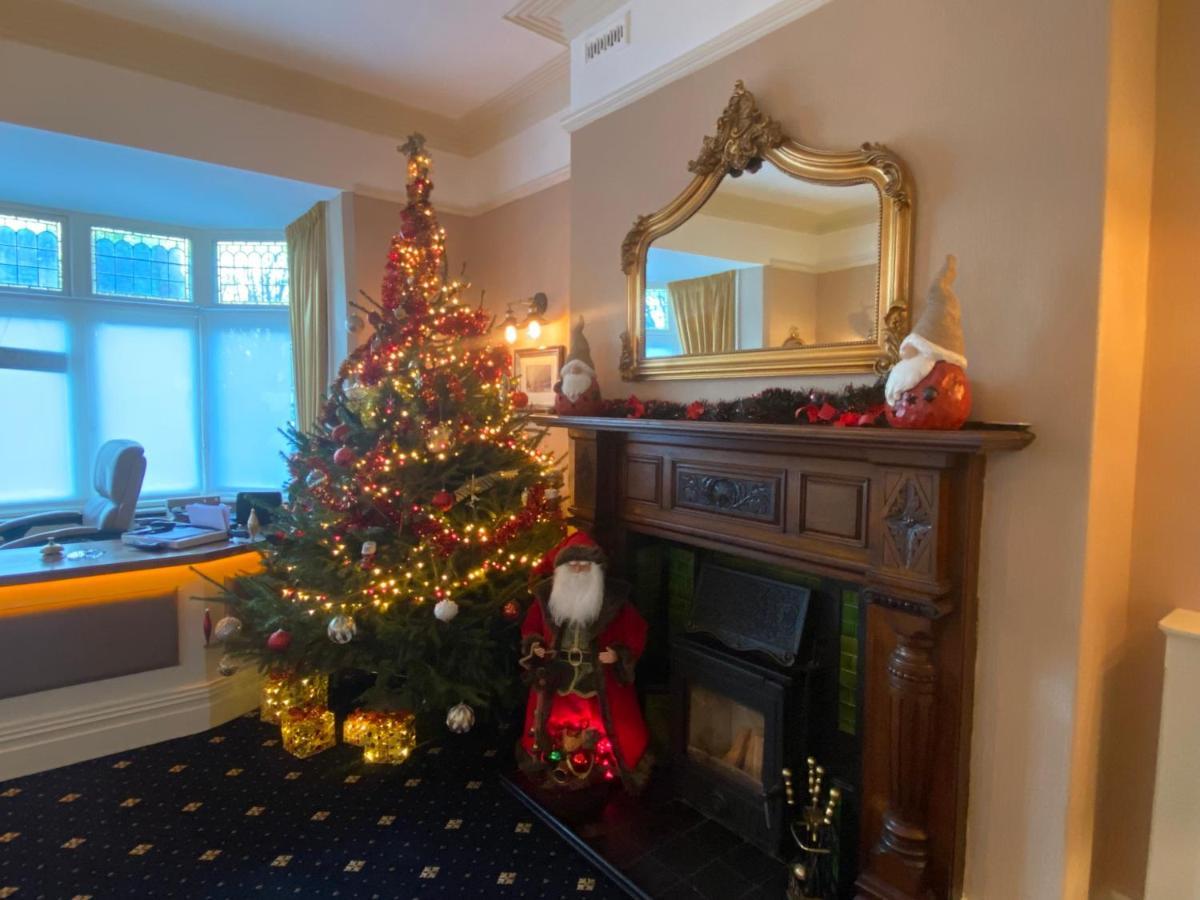 مبيت وإفطار دار ضيافة تشيستر هاوس المظهر الخارجي الصورة The Christmas tree at the station