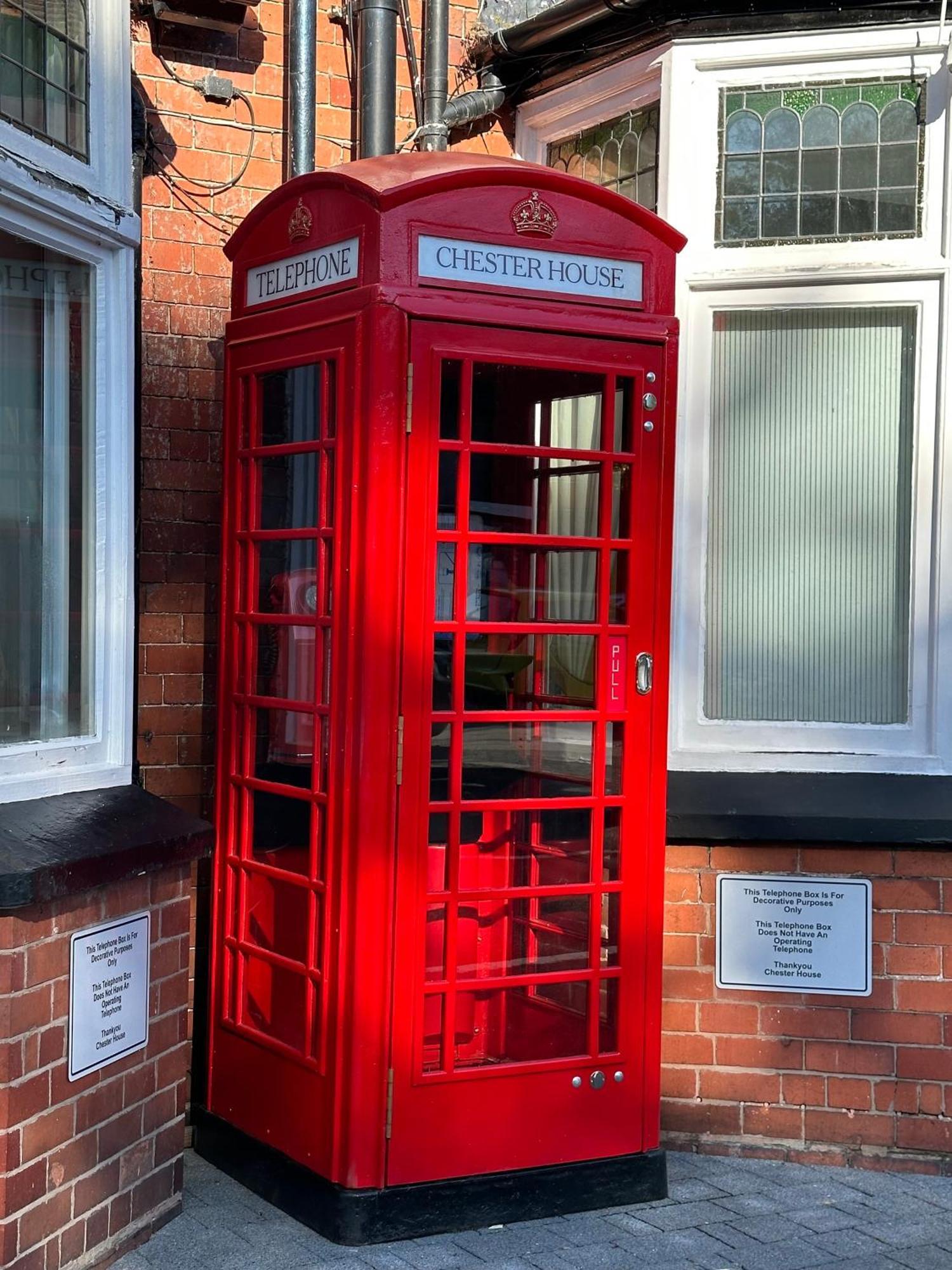 مبيت وإفطار دار ضيافة تشيستر هاوس المظهر الخارجي الصورة The telephone box at the former station