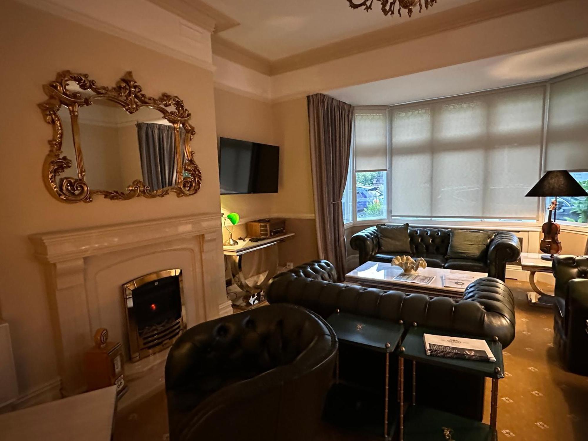 مبيت وإفطار دار ضيافة تشيستر هاوس المظهر الخارجي الصورة The living room of a typical apartment