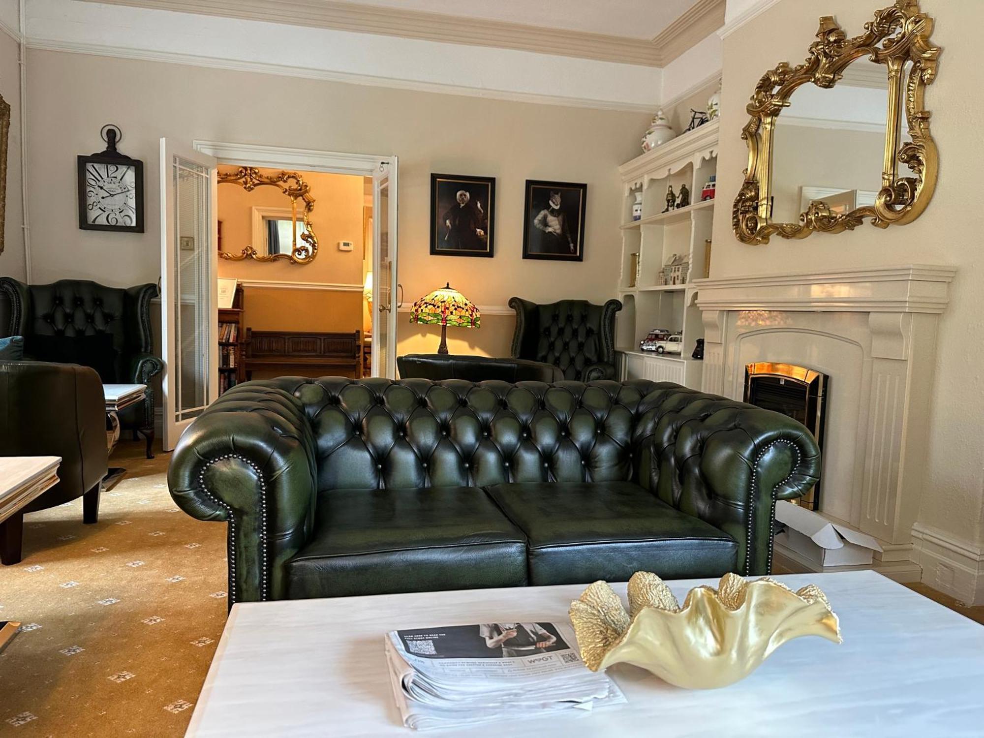مبيت وإفطار دار ضيافة تشيستر هاوس المظهر الخارجي الصورة A green leather Chesterfield sofa
